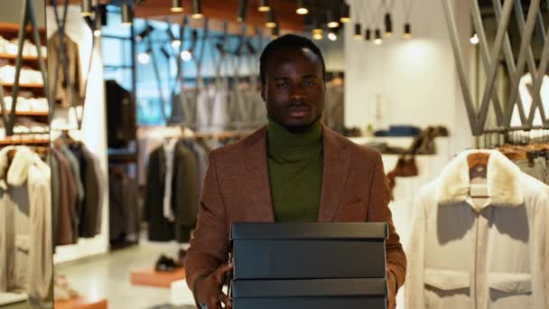 Портрет Красивого Черного Мужчины Покупающего Обувь Магазине — стоковое видео