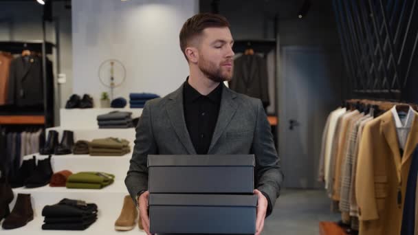 Porträt Eines Gutaussehenden Mannes Mit Schachteln Die Schuhe Geschäft Kaufen — Stockvideo