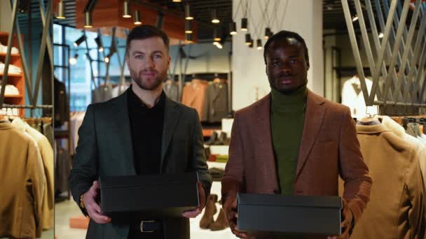 Δύο Άνδρες Αυτοπεποίθηση Κουτιά Παπουτσιών Στο Κατάστημα Ρούχων — Αρχείο Βίντεο