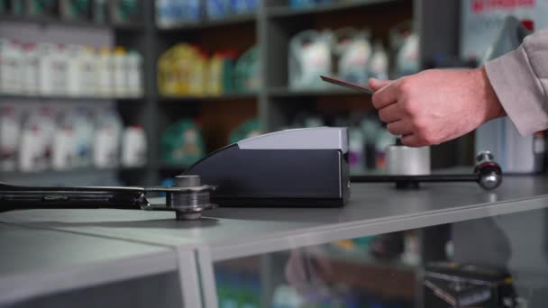 Klien Toko Bagian Otomatis Membuat Pembayaran Tanpa Kontaks Dengan Kartu — Stok Video