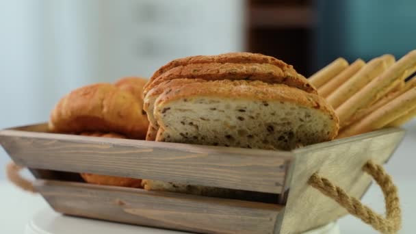 Zelfgemaakte Broodstokjes Croissantjes Verse Broodroosters Draaien Een Houten Mandje — Stockvideo