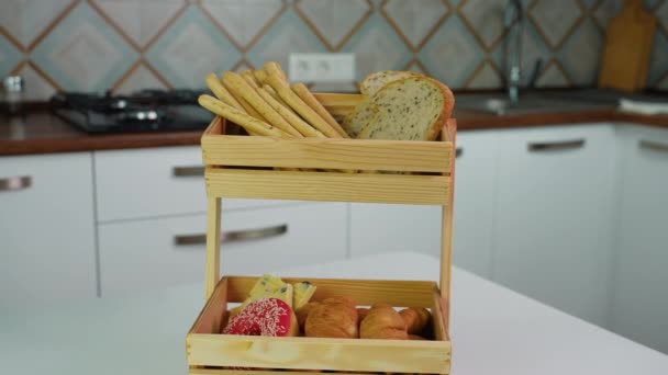 Zelfgemaakte Broodstokjes Vers Broodrooster Dessert Draaien Een Houten Mandje Keuken — Stockvideo