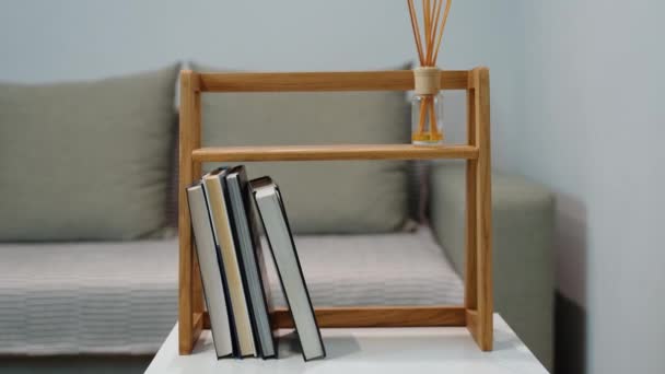 Handgemaakte Boekenplank Met Boeken Een Interieur — Stockvideo