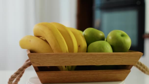 Holzkorb Mit Frischen Bananen Und Äpfeln Die Sich Der Küche — Stockvideo