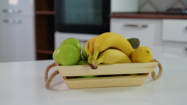 Muitas Frutas Frescas Cozinha Cesta Madeira — Vídeo de Stock