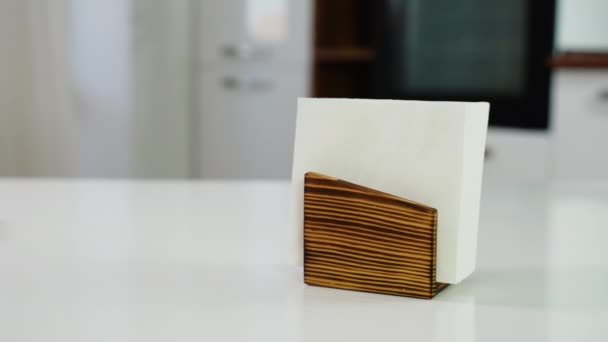 手制木制餐巾架上的白色餐巾纸 — 图库视频影像