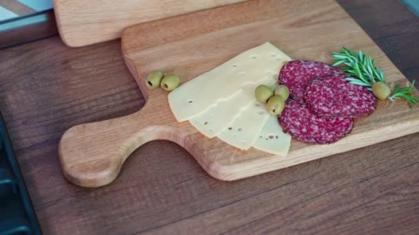 Mutfakta Salam Peynir Zeytin Dilimleme Tahtası Yukarıdan Bakıldığında — Stok video
