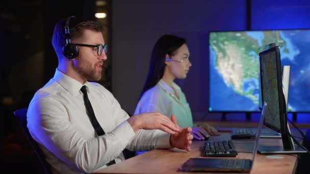 航空管制室の飛行機のパイロットと話すヘッドフォンの航空管制官 — ストック動画