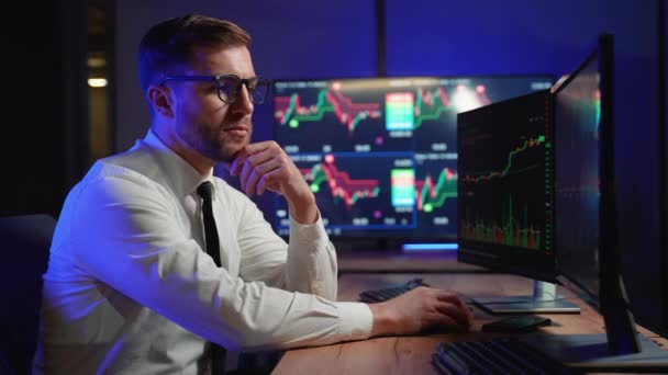 Crypto Handelaar Investeerder Makelaar Analyseert Financiële Kaarsen Grafieken Koopt Verkoopt — Stockvideo