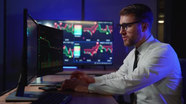 Crypto Handlowiec Broker Inwestor Analizuje Wykresy Świec Finansowych Kupuje Sprzedaje — Wideo stockowe