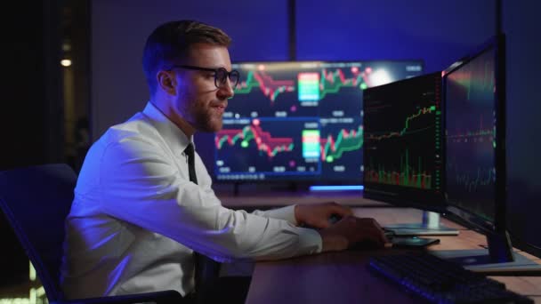 Crypto Trader Broker Inversor Analiza Las Velas Financieras Gráficos Compra — Vídeo de stock