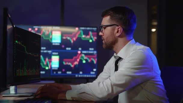 Crypto Trader 브로커는 그래프를 분석하고 채권을 구매하고 판매합니다 시장의 성장과 — 비디오