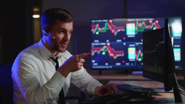 クリプトトレーダーの投資家ブローカーは 金融キャンドルグラフを分析し 仮想通貨 債券を購入し 販売しています 仮想通貨と株式市場の成長と落下の概念 — ストック動画