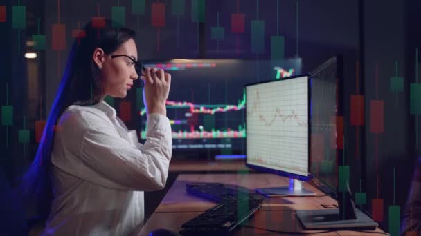 Mujer Corredor Inversor Criptomoneda Analiza Gráficos Velas Financieras Compra Vende — Vídeos de Stock
