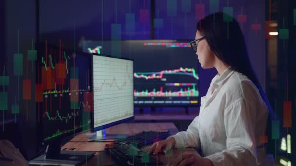 Broker Investor Crypto Perempuan Menganalisis Grafik Lilin Keuangan Membeli Dan — Stok Video