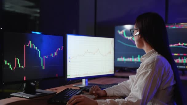 Mujer Corredor Inversor Criptomoneda Analiza Gráficos Velas Financieras Compra Vende — Vídeos de Stock