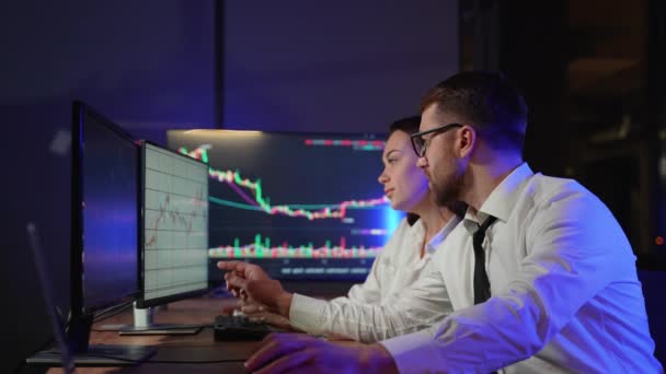 Tvůrčí Tým Kryptoměn Obchodníci Investoři Makléři Analyzuje Finanční Svíčky Grafy — Stock video