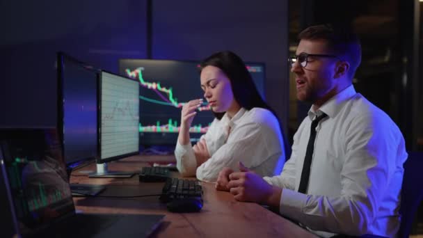 Kreatywny Zespół Kryptowaluta Handlowcy Inwestorzy Maklerzy Analizuje Wykresy Świec Finansowych — Wideo stockowe