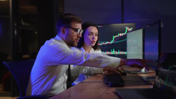 Creatief Team Van Crypto Handelaren Beleggers Makelaars Analyseert Financiële Kaarsen — Stockvideo