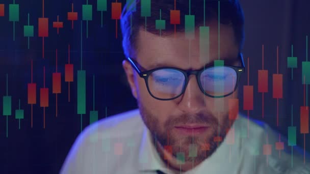 Criptomoeda Comerciante Mercado Ações Vestindo Óculos Olhando Para Tela Computador — Vídeo de Stock