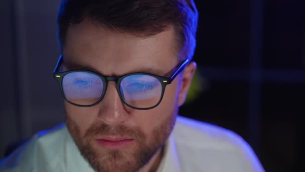 Makler Inwestor Handlowy Okularach Formalne Zużycie Pracy Komputerem Podczas Siedzenia — Wideo stockowe