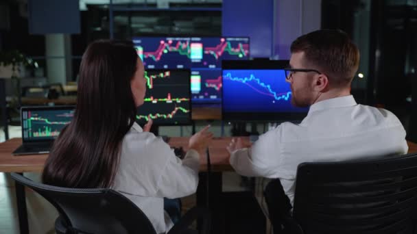 交易商经纪人在黑暗办公室工作时分析股市数据的后视镜 — 图库视频影像