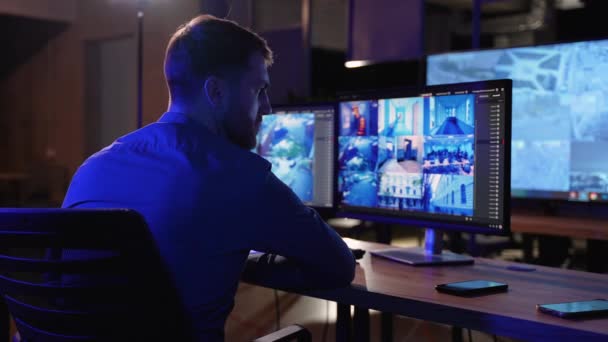 Φύλακας Ασφαλείας Εργάζεται Υπολογιστή Βίντεο Ασφαλείας Cctv Κέντρο Παρακολούθησης Πολλαπλές — Αρχείο Βίντεο