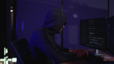 Tehlikeli kukuletalı Hacker hükümet veri sunucuları keser ve bir virüs ile onların sistemi bozar. Onun saklanma yerine karanlık atmosfer, birden çok ekran, kabloları her yerde vardır.