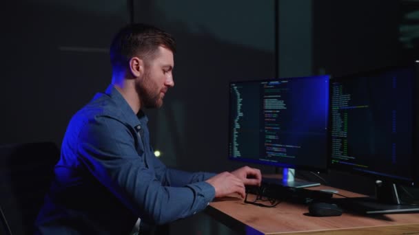 Programación Man Working Computer Office Sitting Desk Writing Codes Inglés — Vídeos de Stock