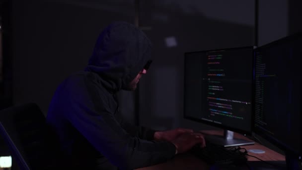 위험한 두건된 해커와 데이터 서버에 바이러스 그들의 시스템을 은신처 장소는 — 비디오