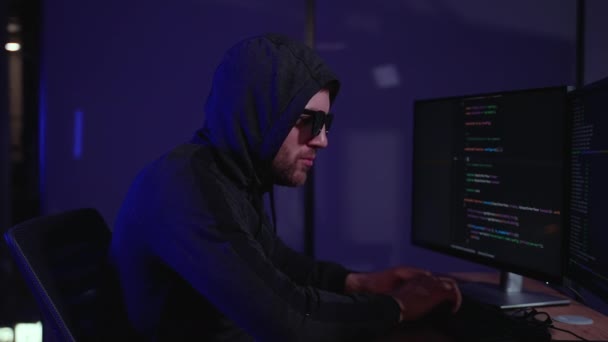 Hacker Com Capuz Perigoso Invade Servidores Dados Governo Infecta Seu — Vídeo de Stock
