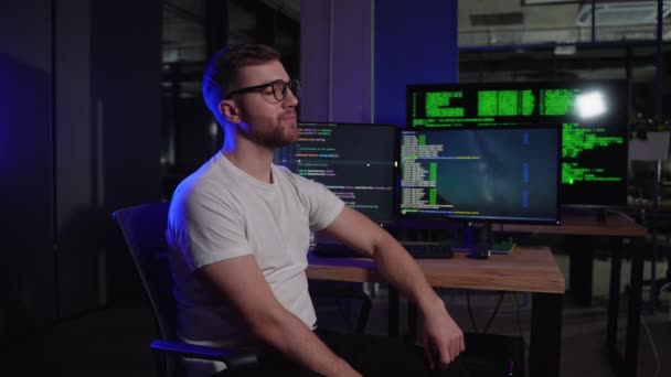 プログラミング Itオフィスでコンピュータに取り組む男 デスクライティングコードに座っています プログラマデータコードの入力 ソフトウェア開発会社でのプロジェクトの作業 — ストック動画