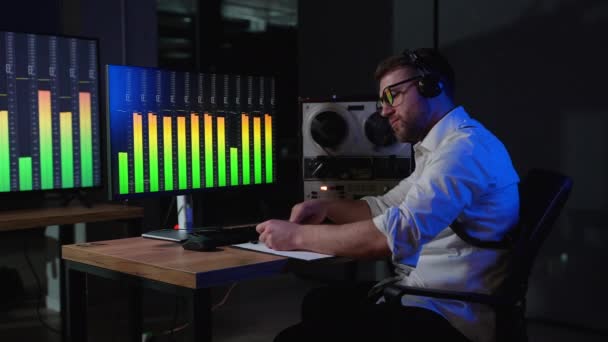 Özel Ajan Bobin Kayıt Cihazını Dinliyor Memur Kulaklıkla Dinleme Yapıyor — Stok video