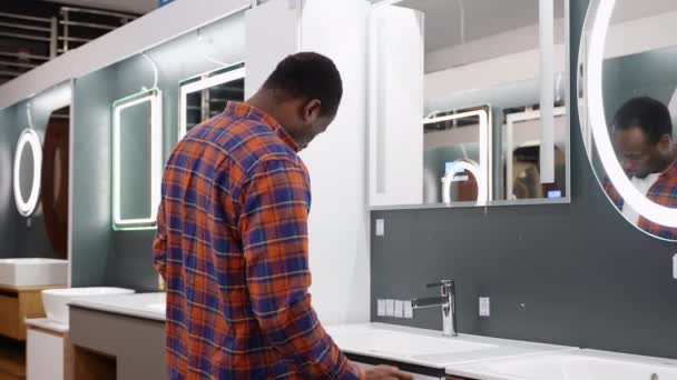 Africano Americano Homem Escolhendo Novos Móveis Casa Banho Loja Canalização — Vídeo de Stock
