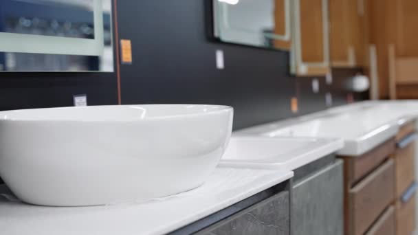 Moderne Badezimmermöbel Waschbecken Und Spiegel Zum Verkauf — Stockvideo
