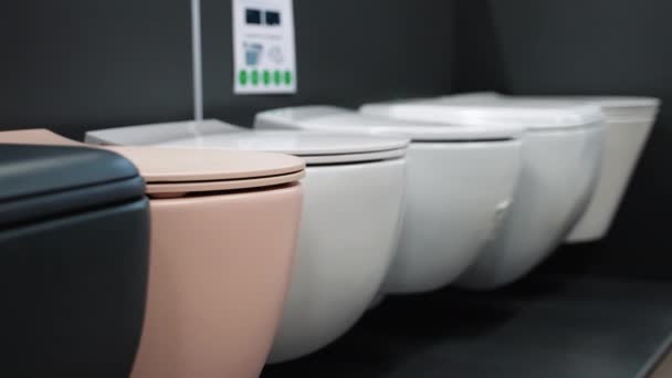 Bacias Sanitárias Cerâmica Diferentes Tipos Uma Loja Venda Equipamentos Sanitários — Vídeo de Stock
