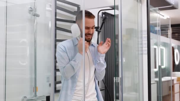 Funny Man Buyer Imitates Phone Call Shower Cabin Plumbing Store — Stock Video