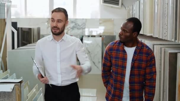 Hombre Afroamericano Elegir Baldosas Cerámica Para Casa Baño Cocina Vendedor — Vídeos de Stock