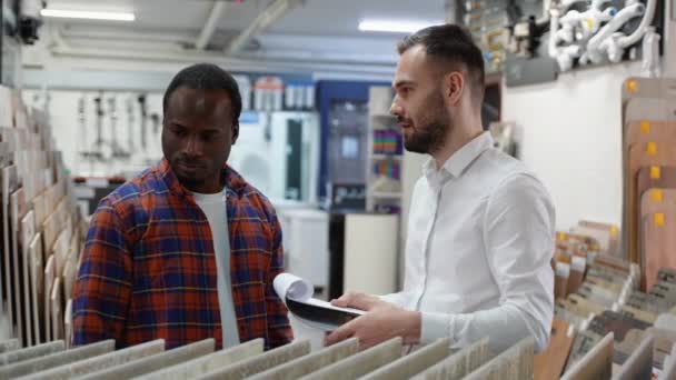 부엌과 판매자에 세라믹 타일을 아프리카계 미국인 남자는 올바른 결정을 도움이 — 비디오