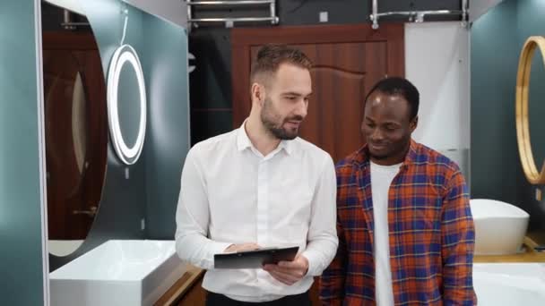 Fiatal Afro Amerikai Férfi Választott Fürdőszoba Bútorok Vízvezeték Szerelő Üzletben — Stock videók