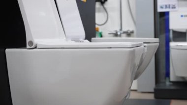 Bir dükkanda farklı tipte ve renkte seramik klozetler