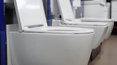 Tesisatçı dükkanında farklı tipte ve renkte seramik klozetler..
