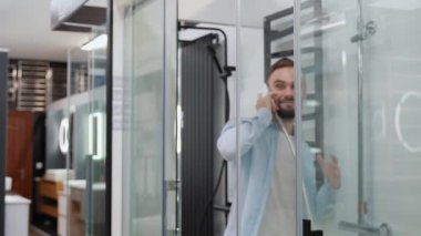 Mağazada Duşta Dans eden Komik Adam Müşteri.