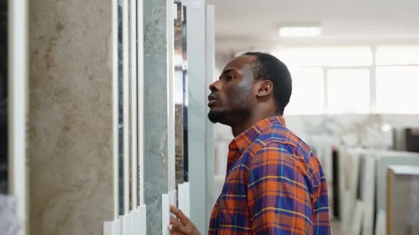 African American Man Choosing Ceramic Tile Domestic Shop — Stock Video