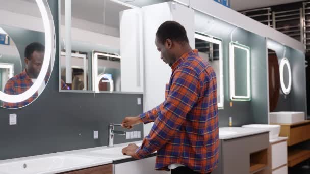 Hombre Joven Eligiendo Nuevos Muebles Baño Tienda Plomería — Vídeos de Stock