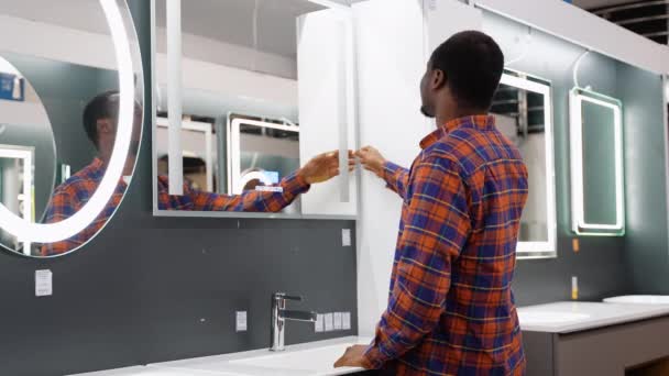 Afro Amerikaanse Man Kiezen Van Nieuwe Badkamer Meubels Het Sanitair — Stockvideo