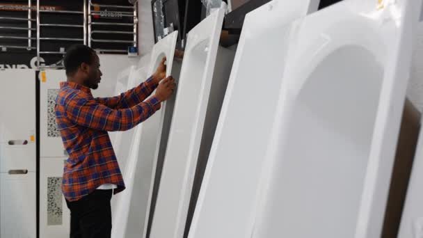 Client Afro Américain Choisissant Une Baignoire Céramique Acrylique Dans Magasin — Video