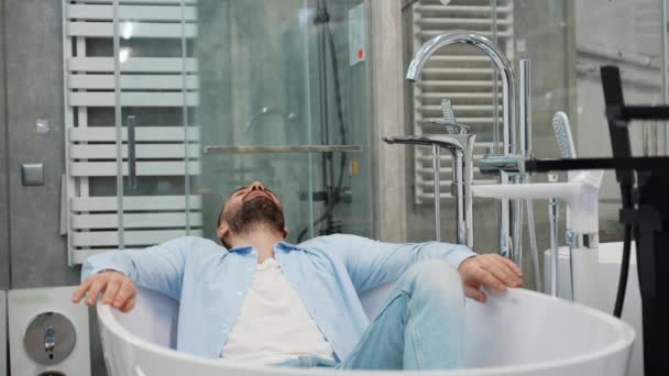 Αστείος Άνθρωπος Αγοραστής Μιμείται Ένα Μπάνιο Κατάστημα Υδραυλικών — Αρχείο Βίντεο
