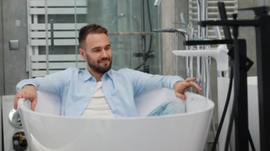 Komik adam bir mağazanın tuvaletinde yatıyor..