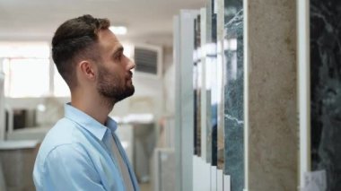 Bir adam banyo ya da mutfak için fayans arıyor..